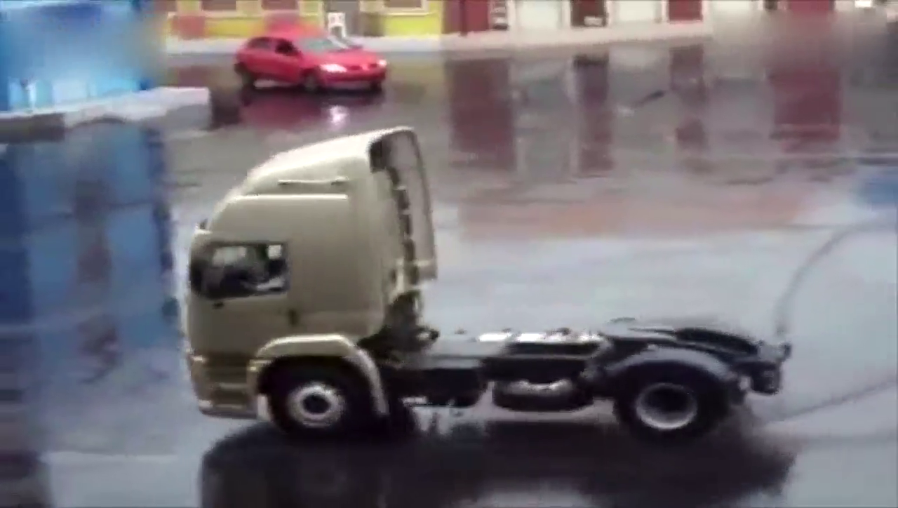 大卡车玩漂移，然而老司机这一动作才是霸气的开始！