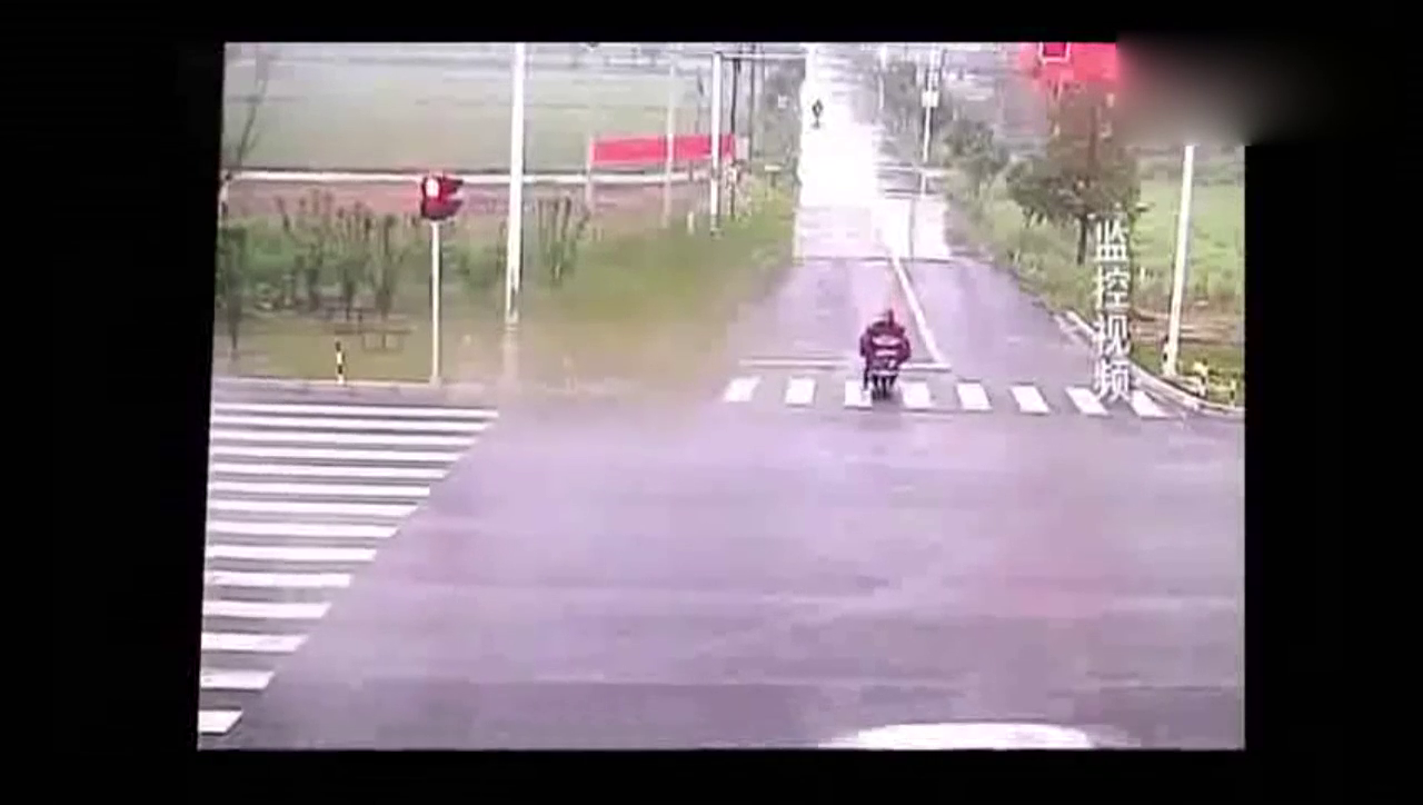 大卡车即将撞上面包车，夹中间电动车司机弃车狂奔，居然躲过一劫