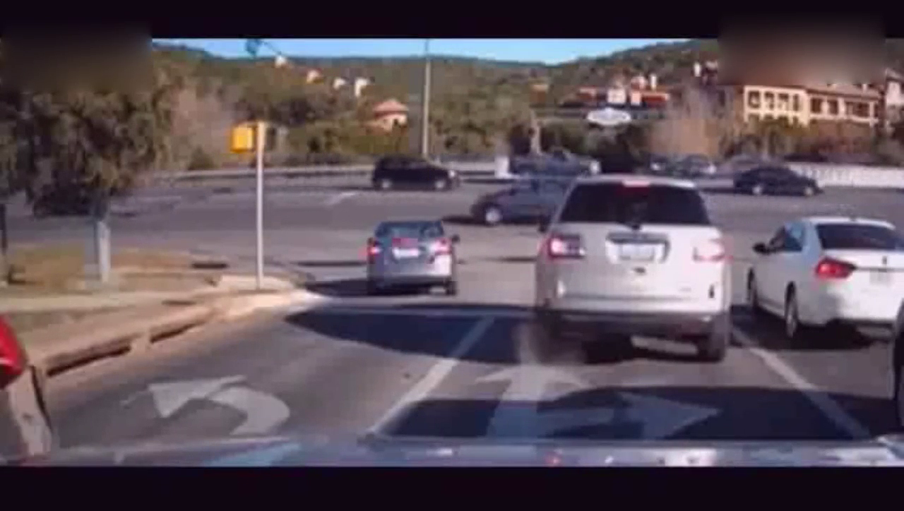 小车违法占道停车，没看见后面，大卡车瞬间撞过来！