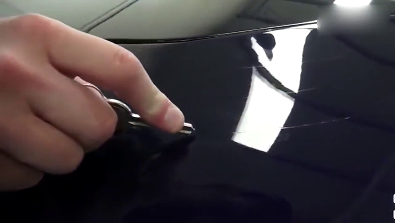 难怪能卖几千万，这超级跑车的车漆就是不一般啊，这样划痕都没事