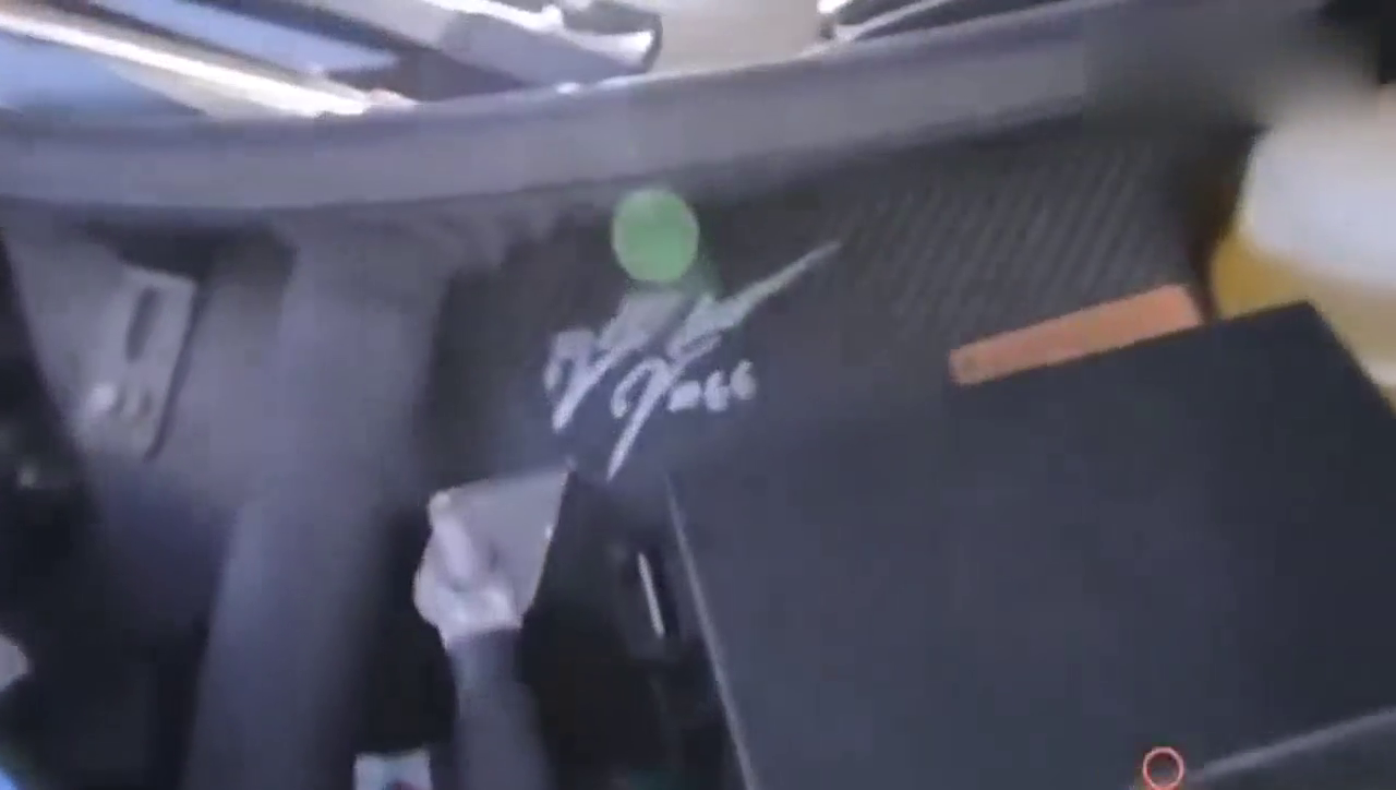 跑车是很帅，但这辆跑车的后备箱只能放下一个包！