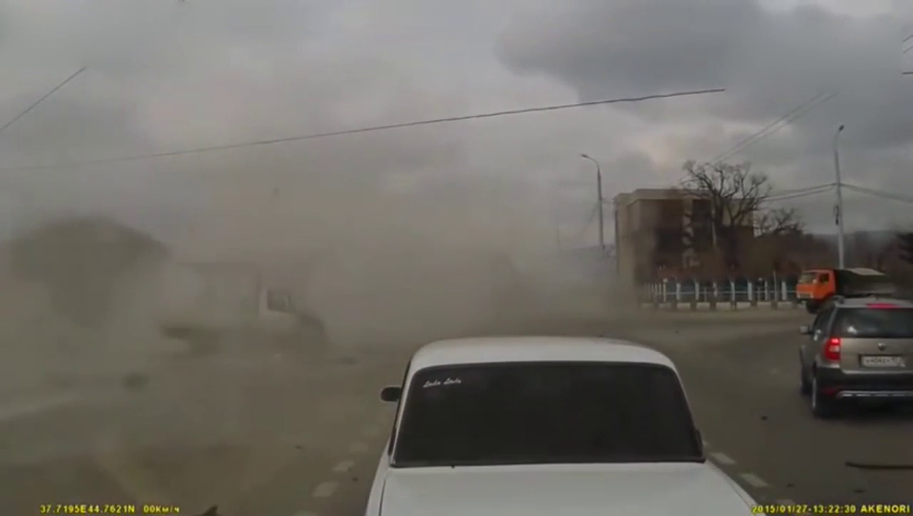 实拍集装箱卡车刹车失灵，一瞬间车毁人亡，好惨