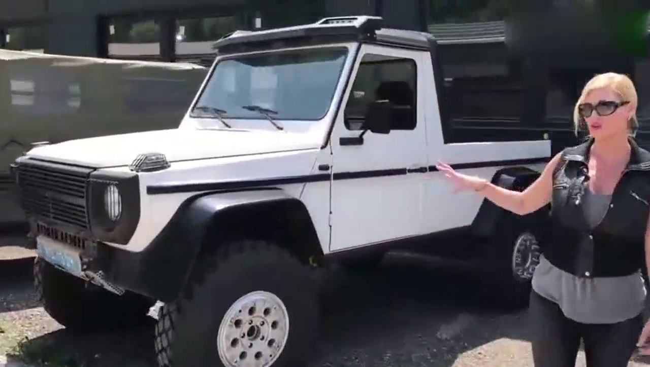 奔驰军用卡车到底有多厉害，打开车门来看看！