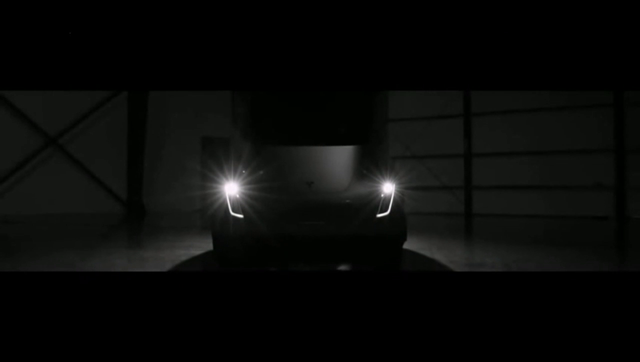 特斯拉Semi纯电动卡车 续航达800公里