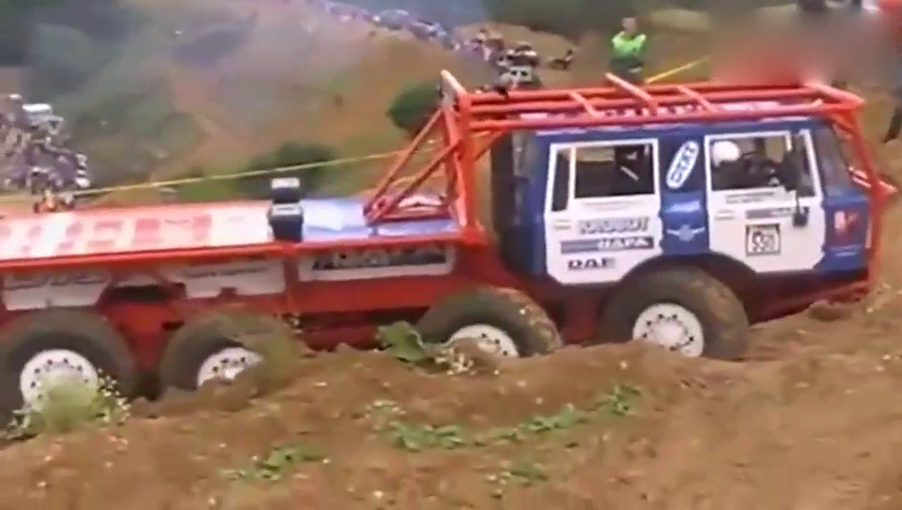 狠角色 多轮驱动大卡车展现攀爬实力