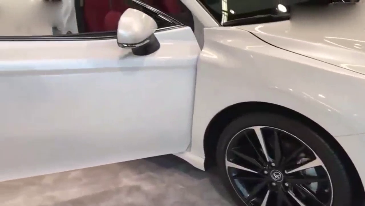 激进的外型 帅过雷克萨斯，车展实拍2018款丰田凯美瑞XSE V6