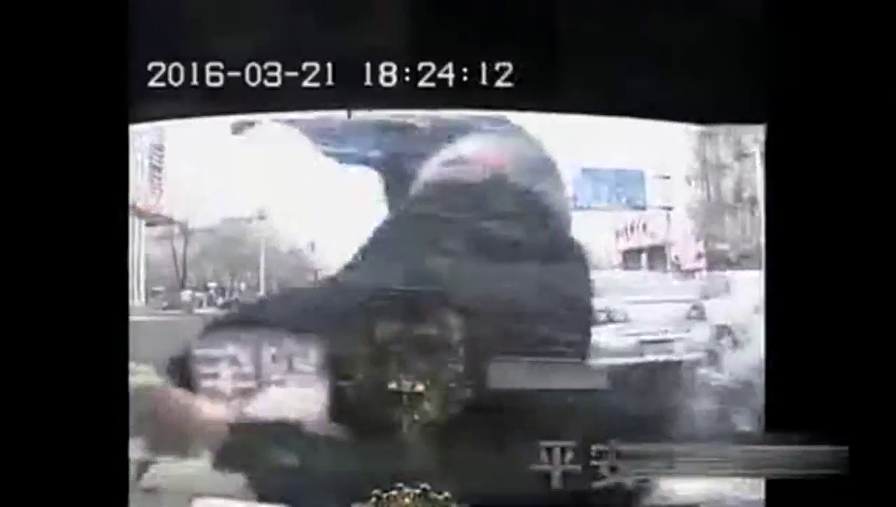 女孩猛跑横穿马路，被出租车无情撞飞，记录仪拍下全过程！