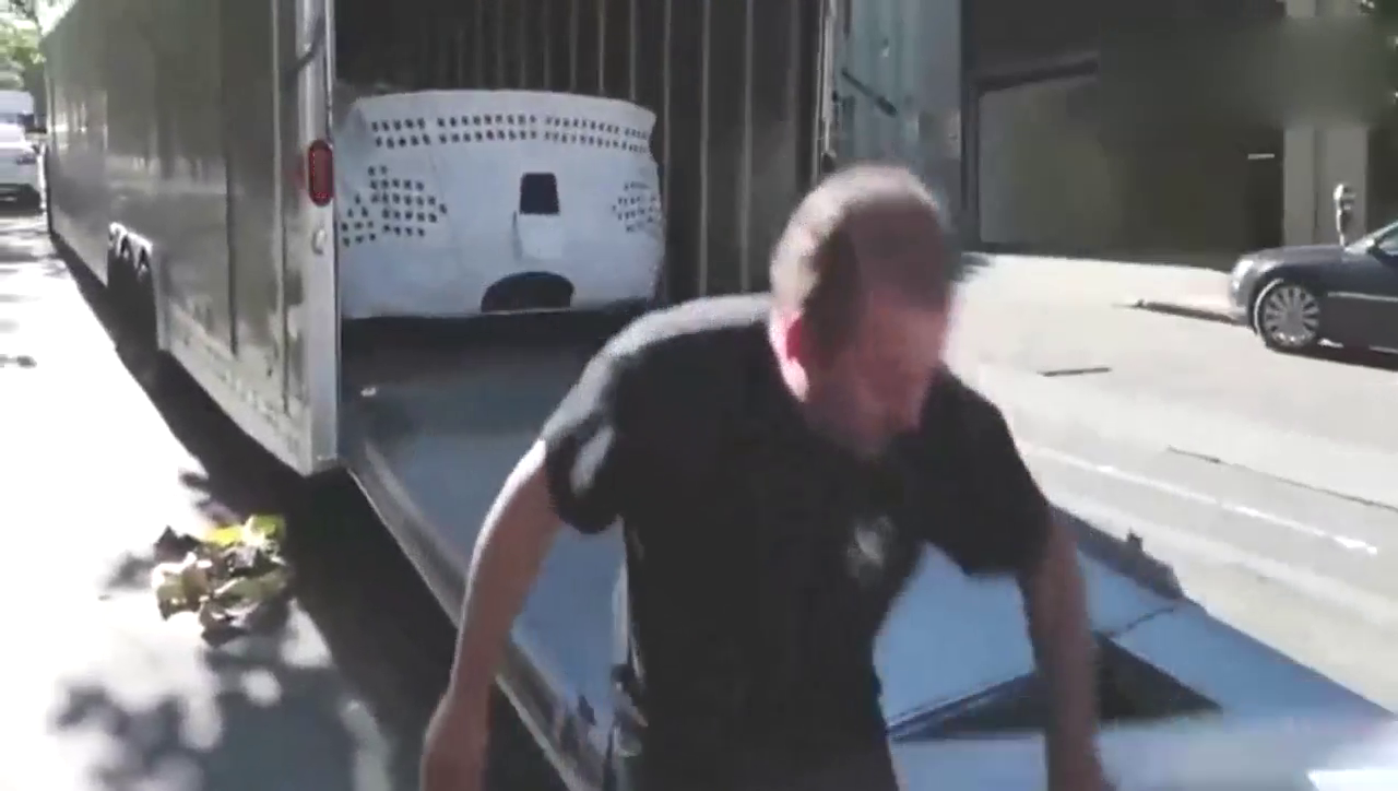 女土豪跑车到货了 撕开车膜