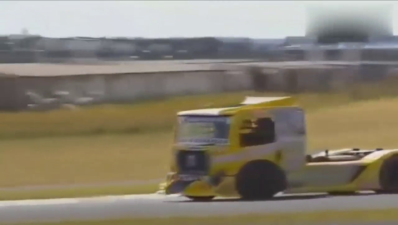 大家伙可不好惹 看卡车比赛中撞车事故