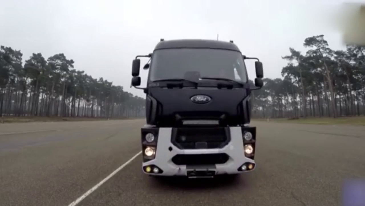 福特重型卡车演示紧急制动时ABS的效果