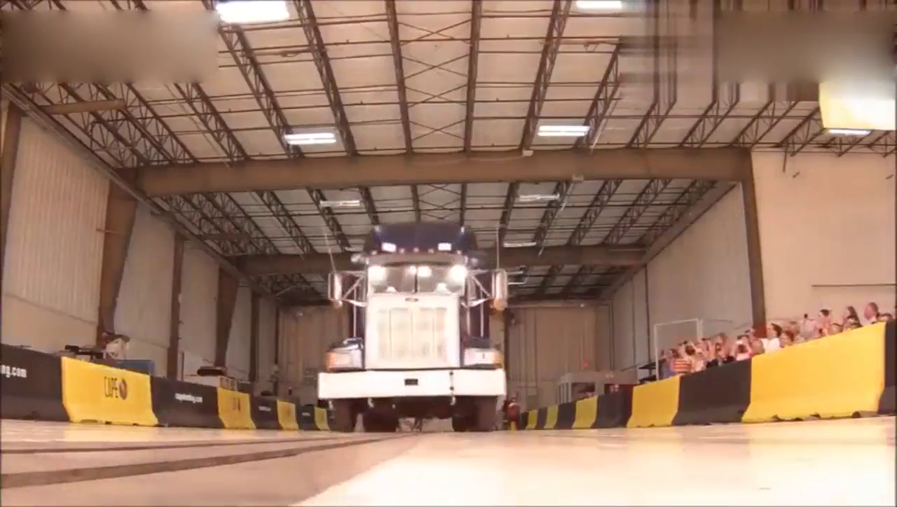 第一次见卡车碰撞测试 网友_ 那面墙才是真正的人生赢家!