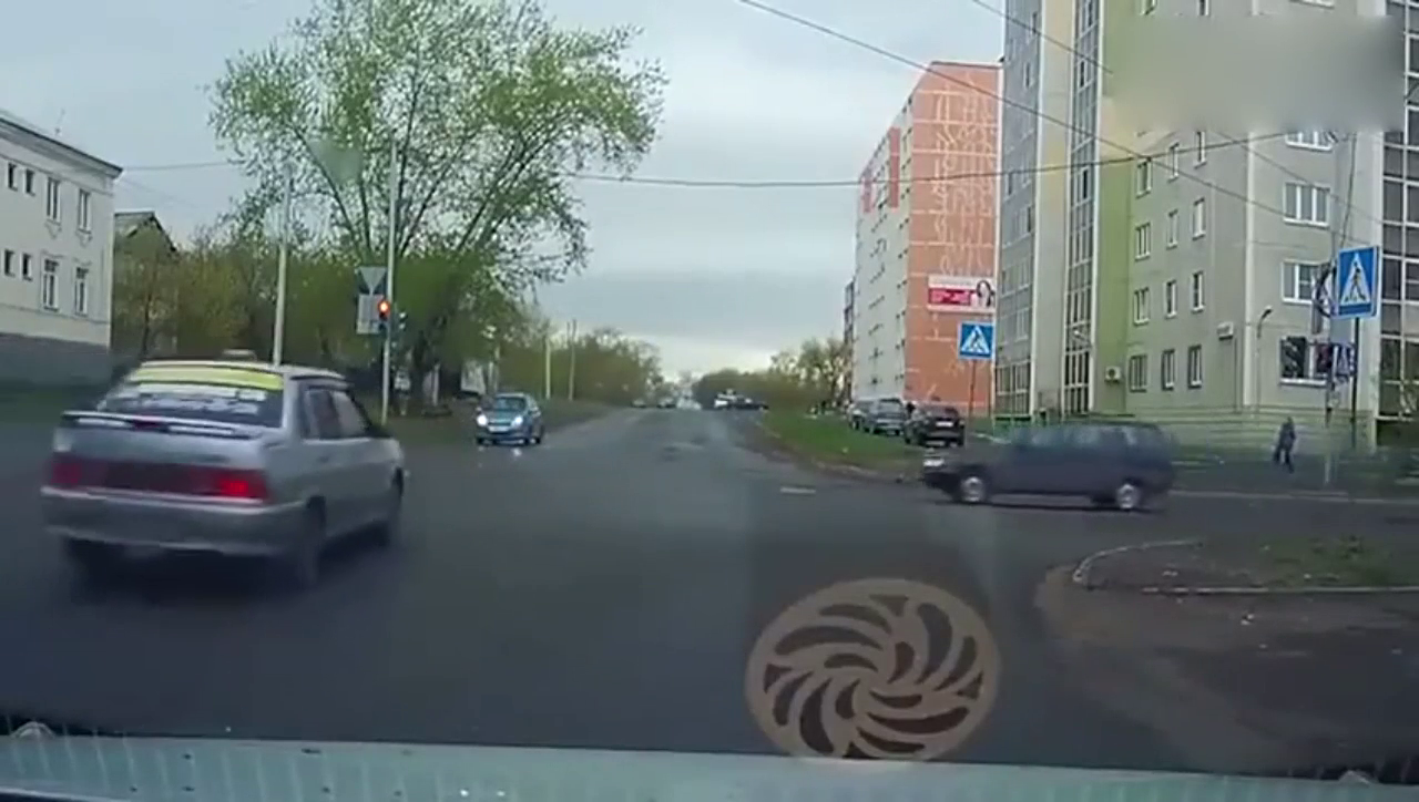 出租车闯红灯出事, 撞完就跑你敢信, 追了几条街都没追上