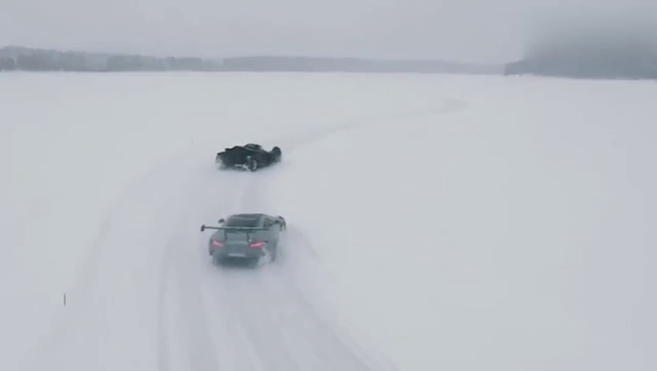 蝙蝠战车带着奔驰跑车在雪地漂移！
