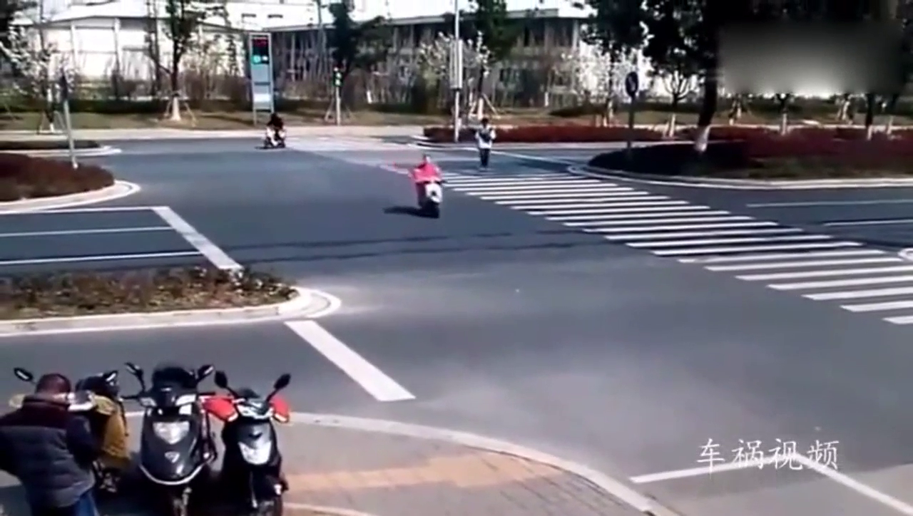 本以为这辆闯红灯的电动车会被撞飞，没想到并不是！