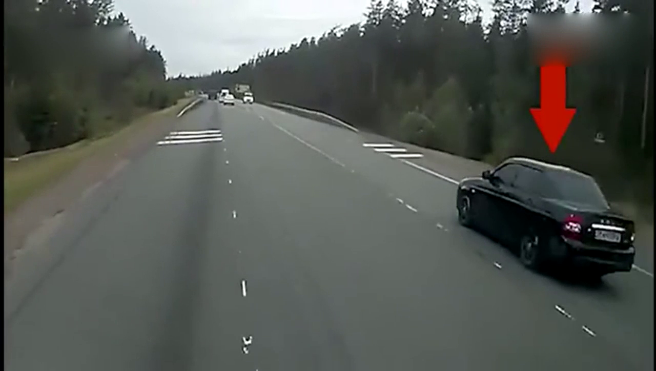 自毁式的车祸,车头被卡车砸扁!