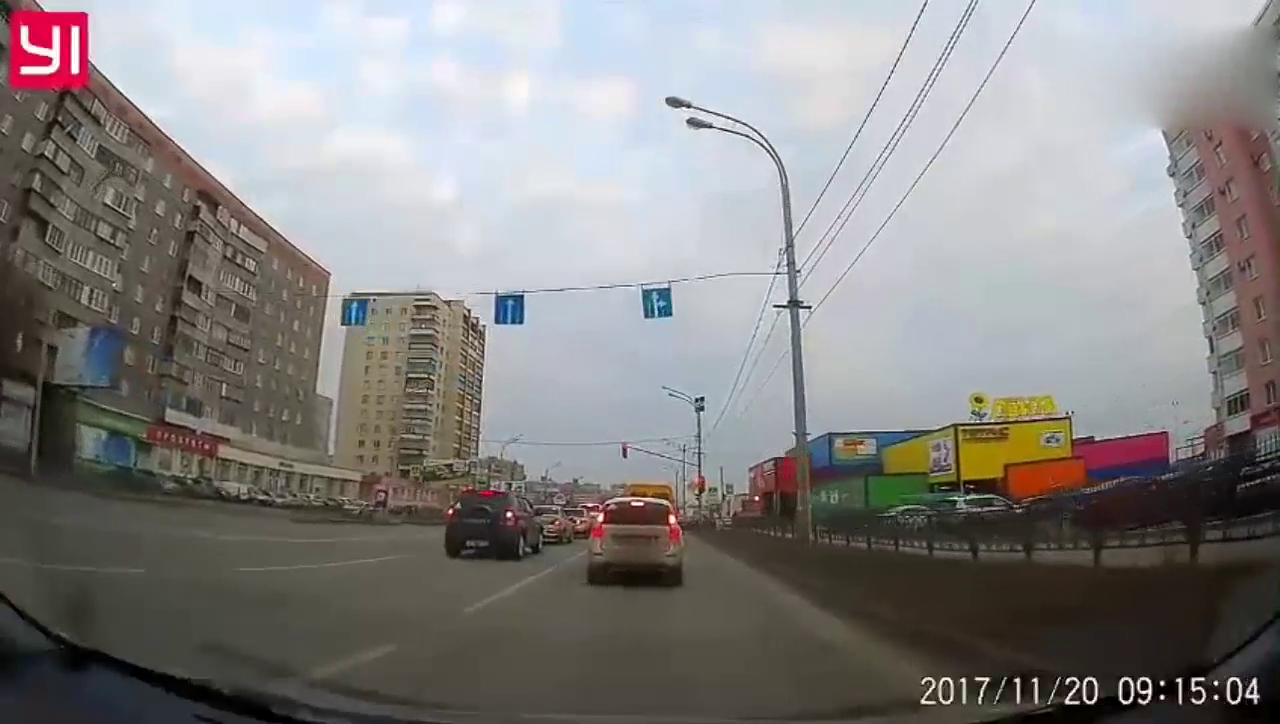 疾驰出租车突然窜出 多辆汽车受到牵连