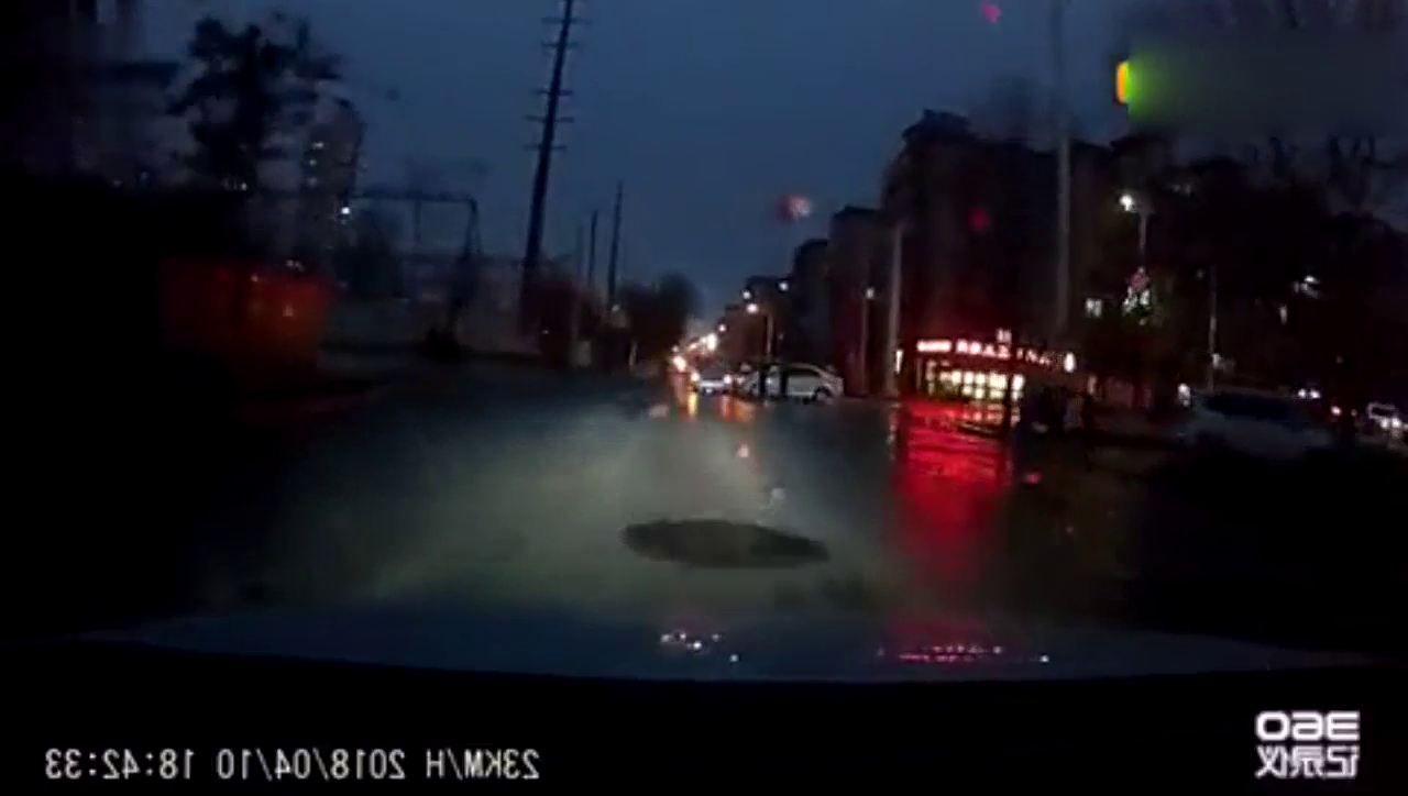 十字路口看到出租车被撞，简直是大快人心