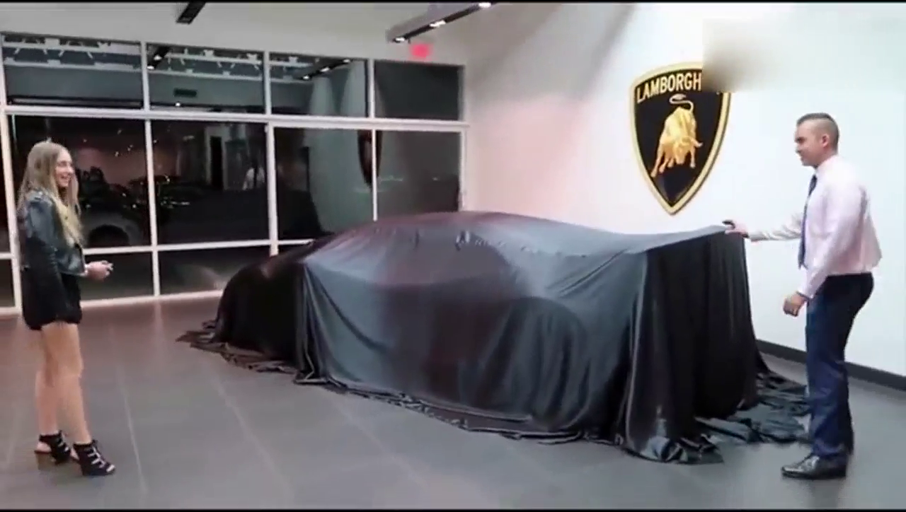 美女日夜思念的跑车到货了,打开遮车布后,失望了