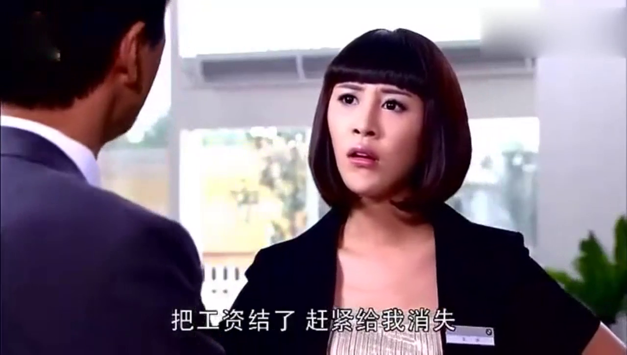 美女4S店上班睡觉被老板开除，哥哥替她出气过来一下买三辆跑车