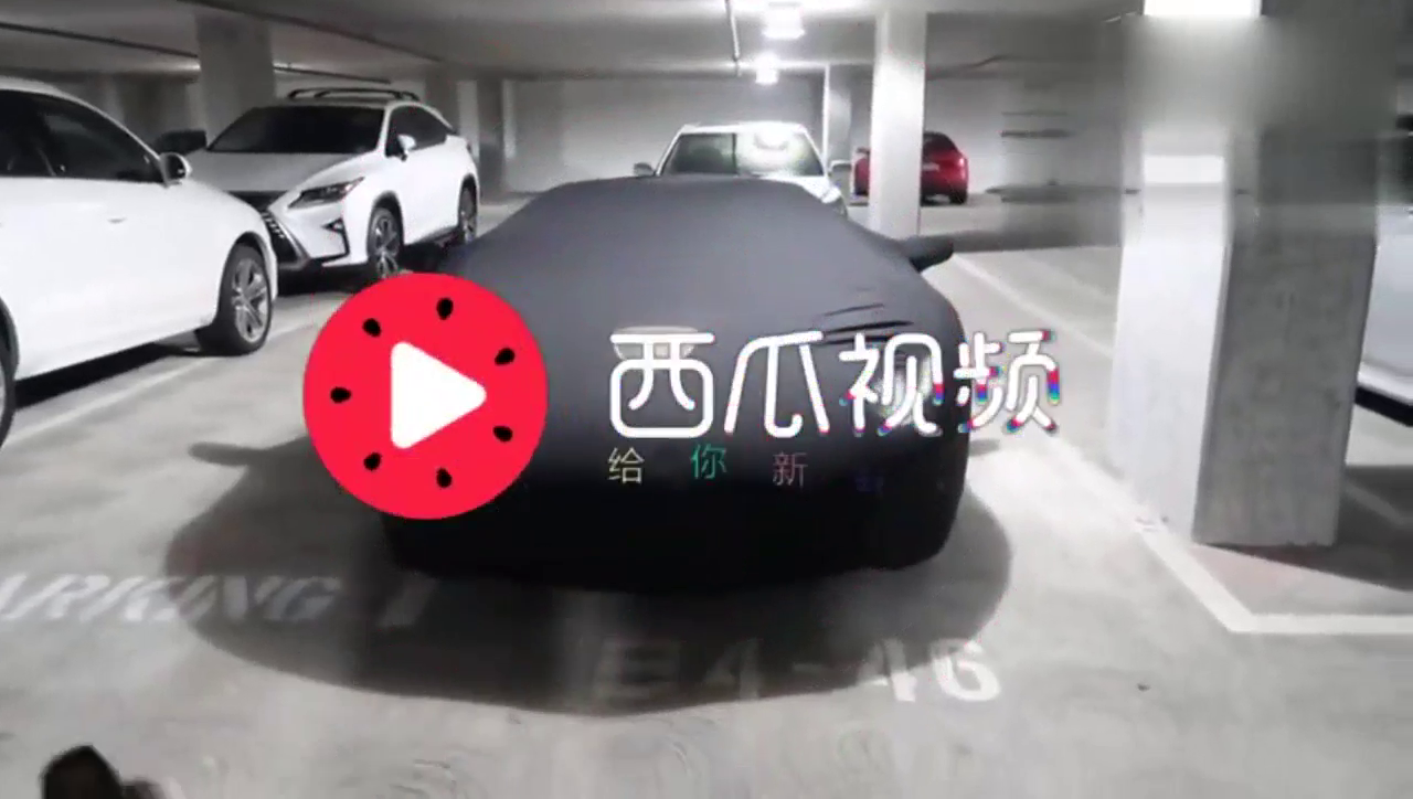 女孩新买的兰博基尼爆胎，拉开车布后，才知道修理跑车轮胎有多难