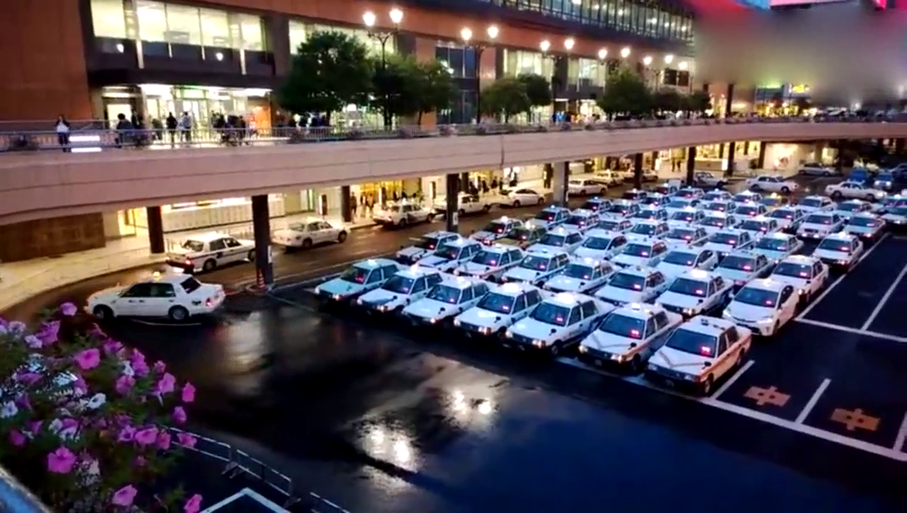 日本火车站的出租车秩序井然，看看和国内的揽客方式有何不同