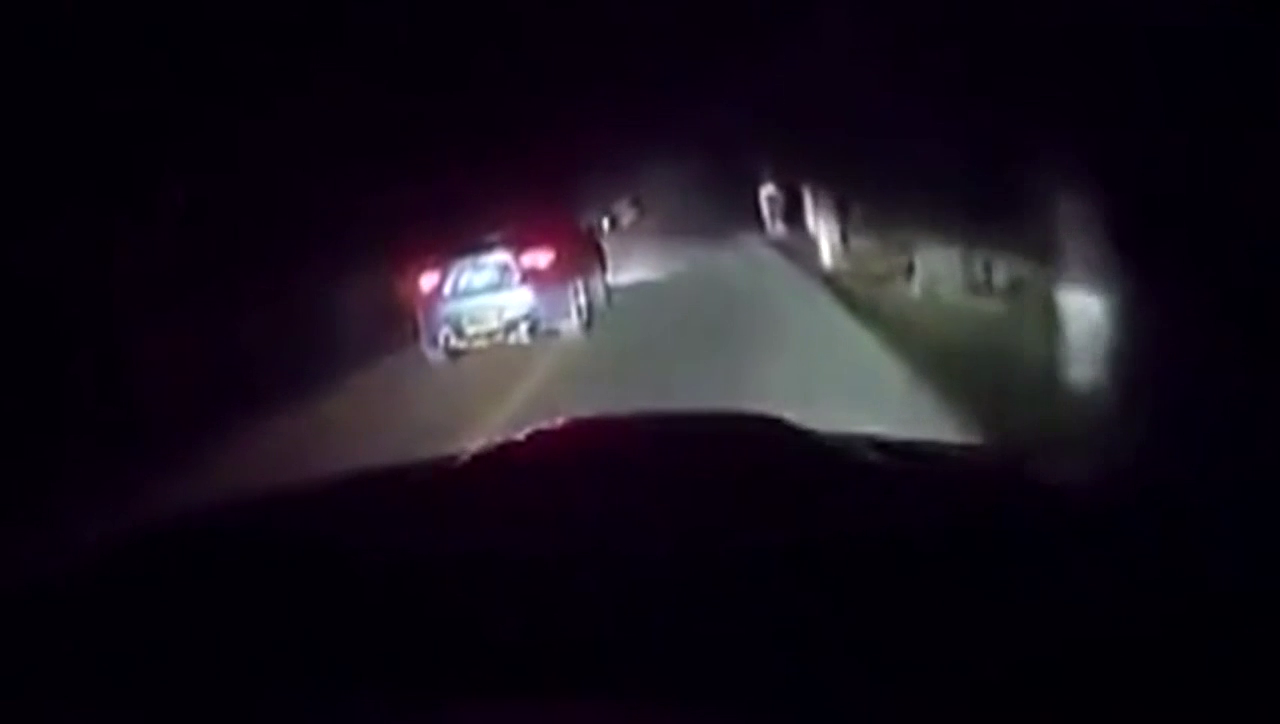 实拍猛追五菱宏光，后宝马跑车内：“你咋连个面包车都追不上？”