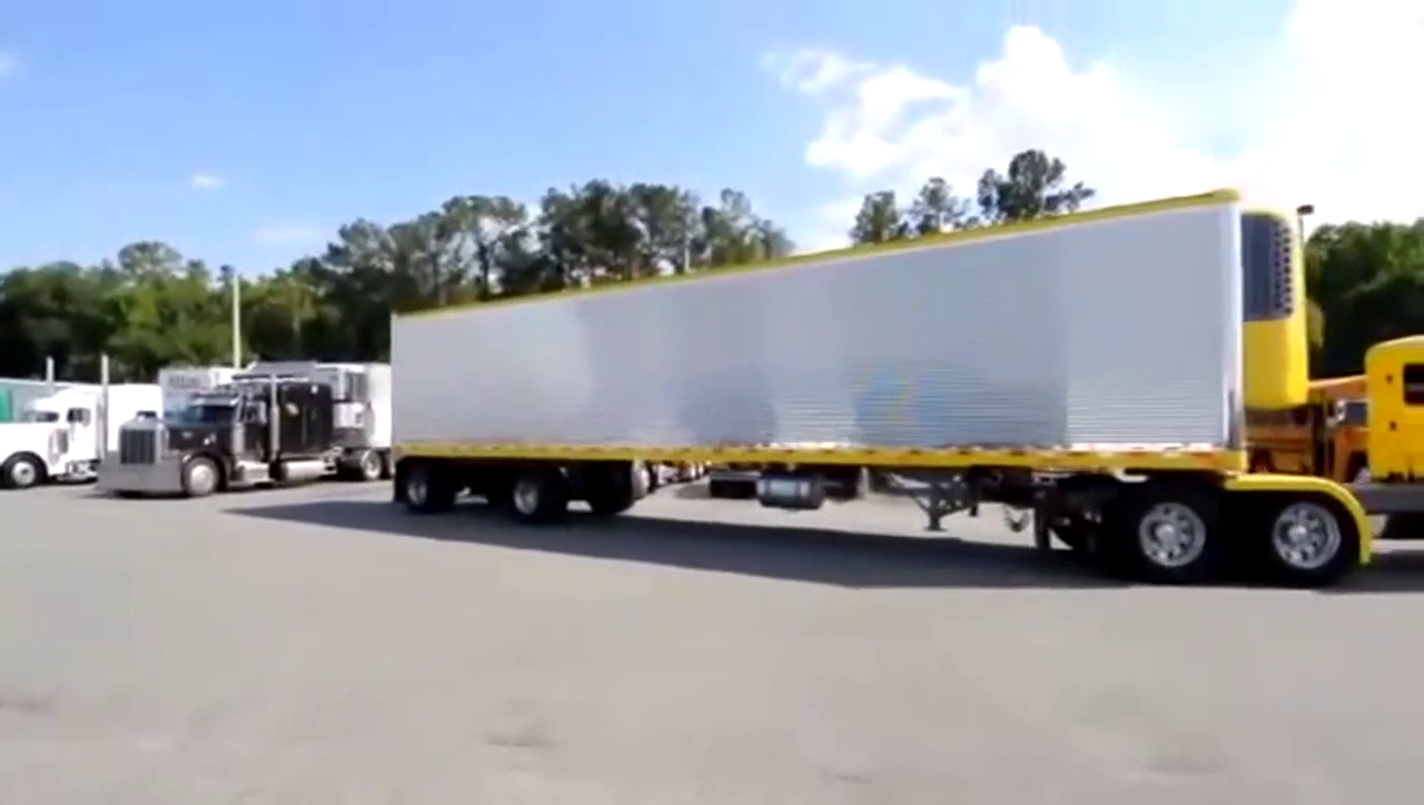 这技术逆天了！ 牛人把十几米长的卡车 玩的团团转