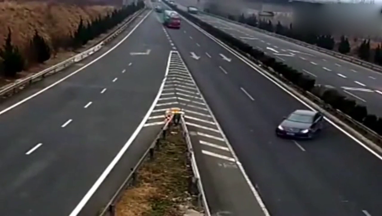 在高速口倒车，大卡车为了救人也是救己，拼命的刹车