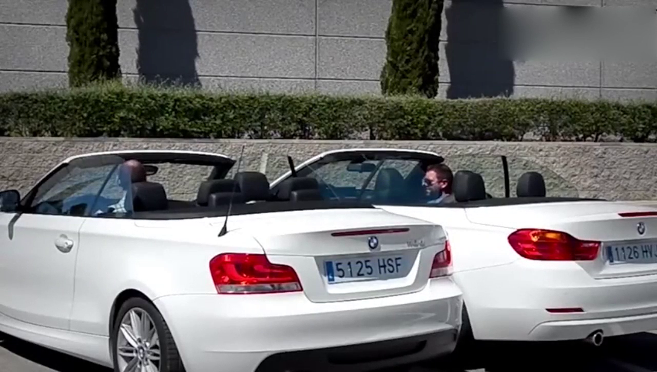 同时变形的那一刻，才明白价值两百万的宝马跑车是有多霸气！