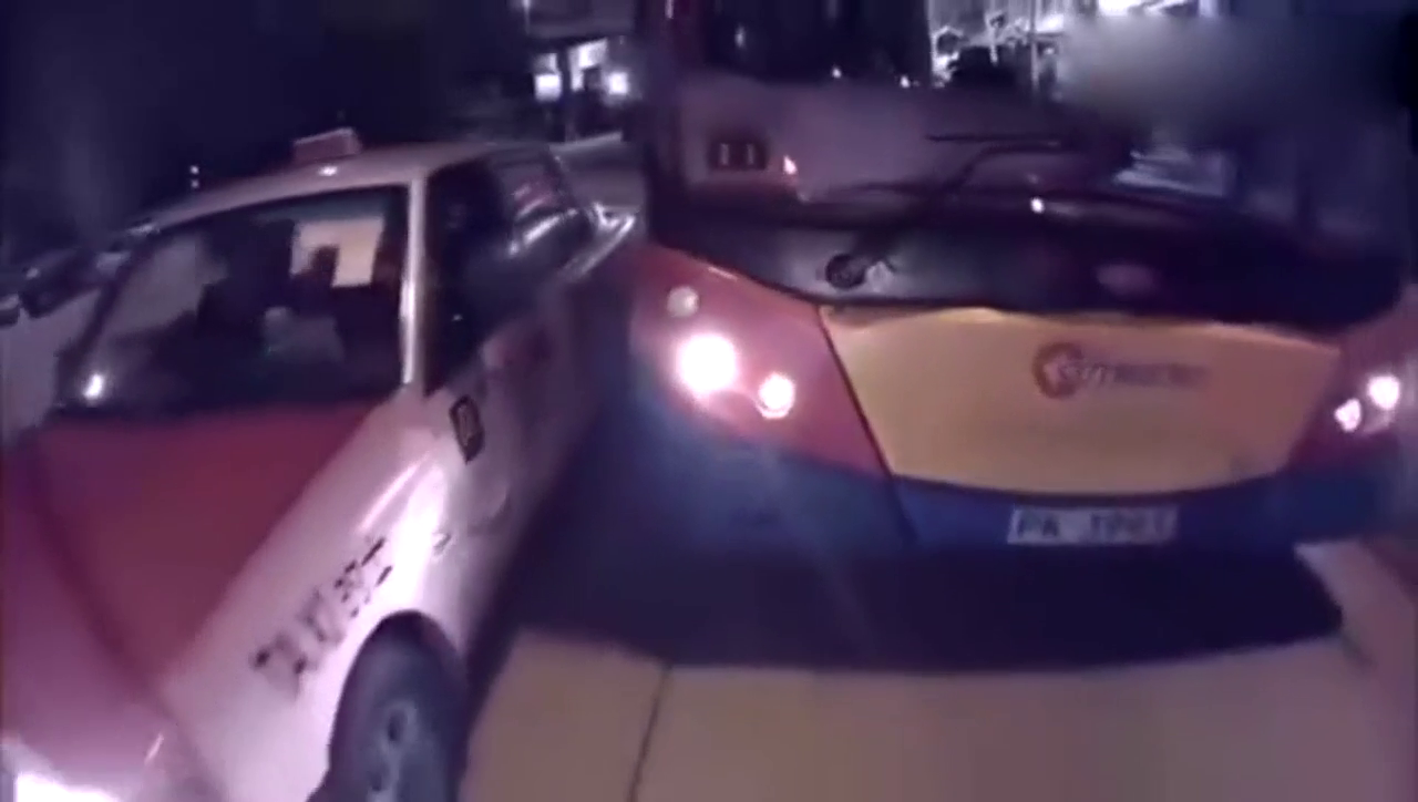 霸气外露，出租车和公交车互相斗气