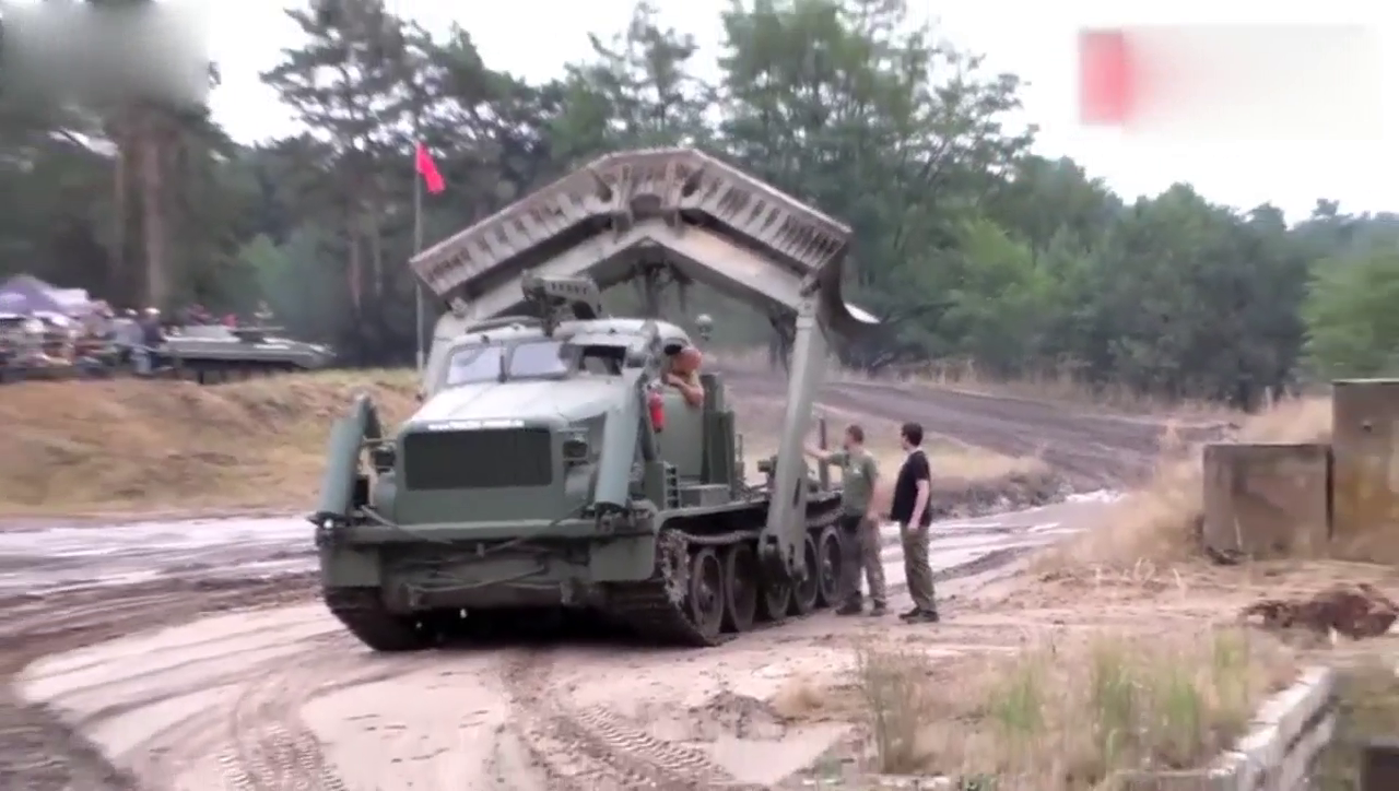 上身卡车头下身坦克脚，加个V型推铲