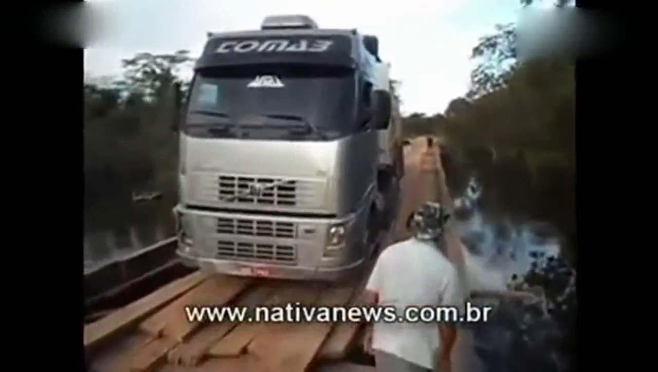 老司机驾驶沃尔沃卡车强行渡桥，结果太悲催了！