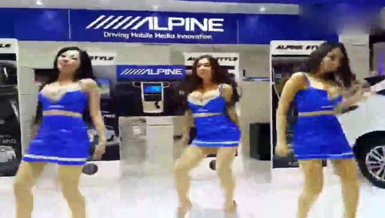 小伙在车展现场买了一台宾利，结果车模感谢他的方式让人大呼过瘾