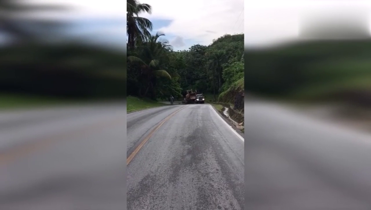 卡车重载爬不上坡，结果直接翻车