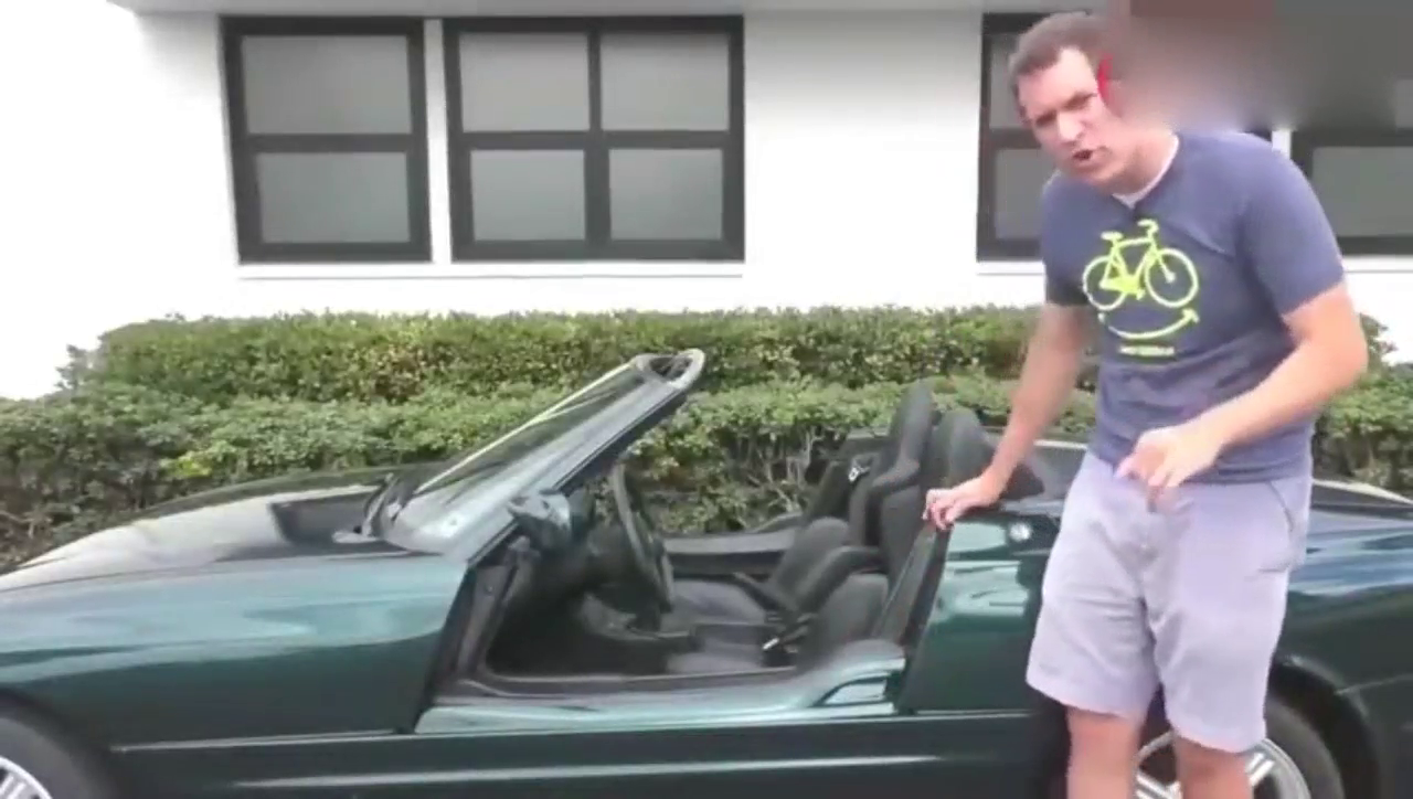 30年前的宝马Z1跑车，车门打开方式太霸气，你知道怎么开门吗？