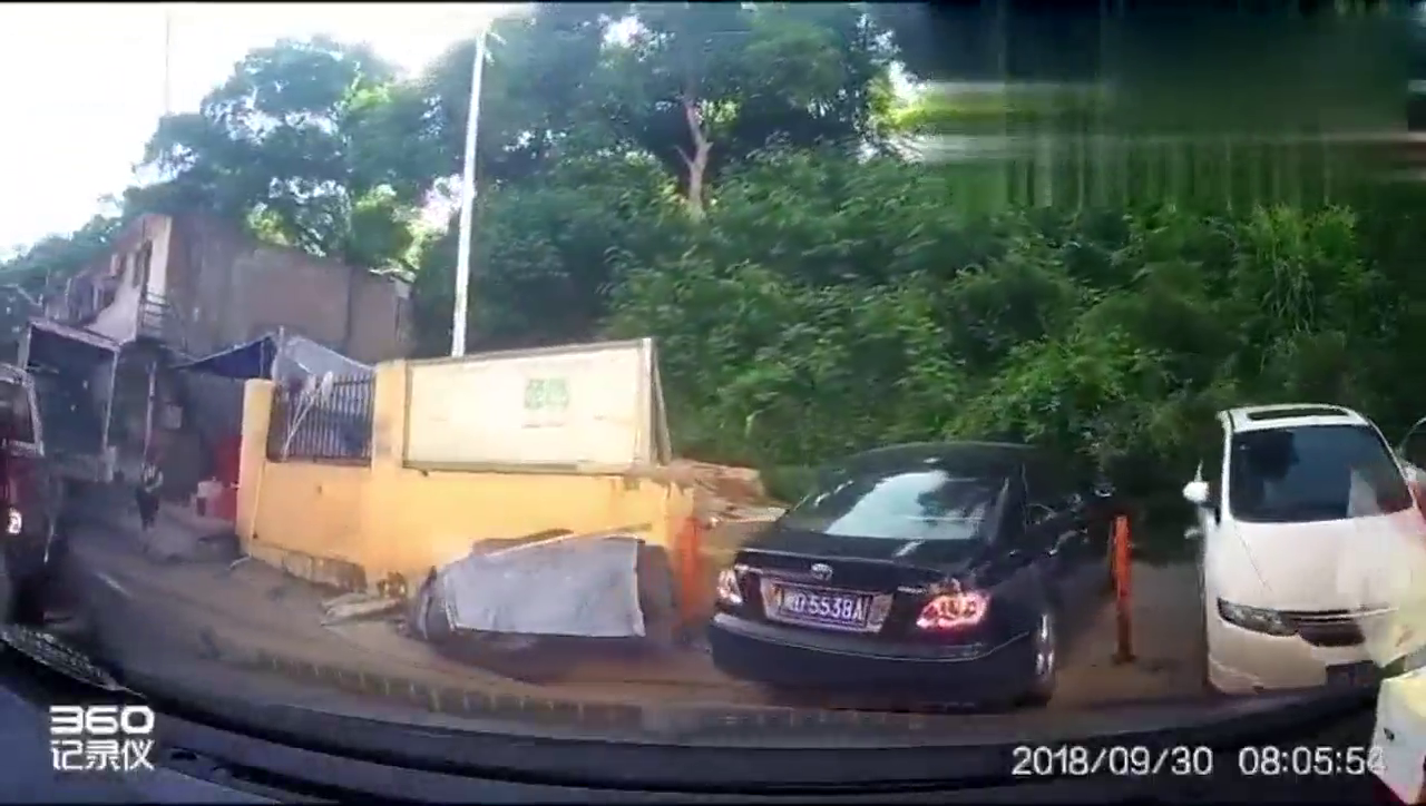 前方卡车突然刹车，我根本来不及反应，接下来的一幕就悲剧了