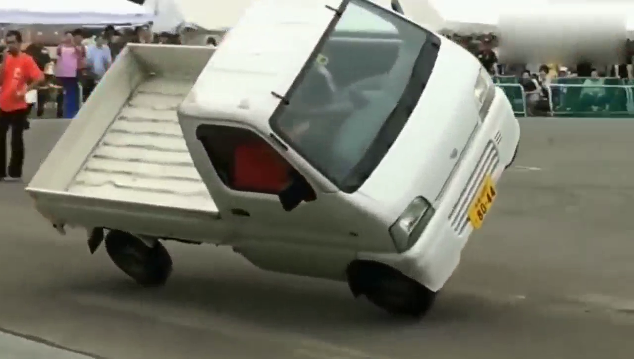 拉货的卡车还有这高难度动作？我大五菱表示不服了！