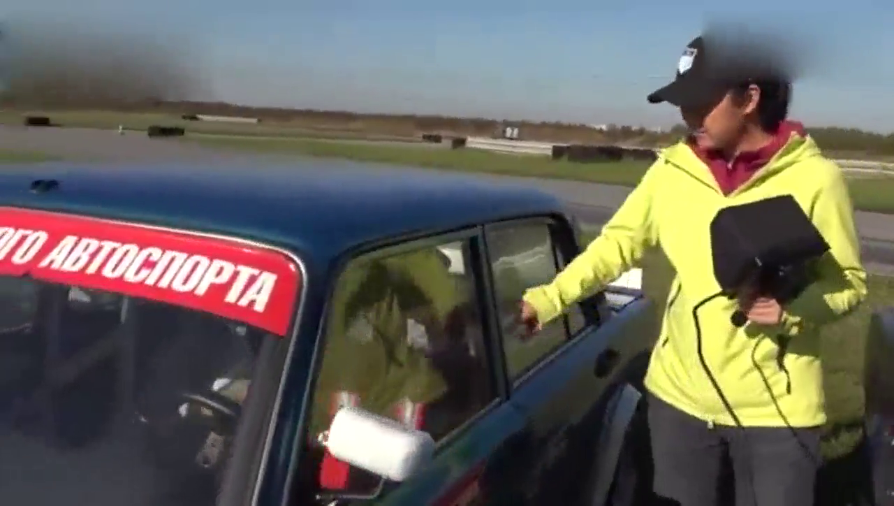 俄罗斯民间改装车：四点式安全座椅，开车就像开飞机