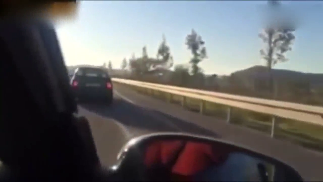 改装车超凶残起步，浓烟滚滚