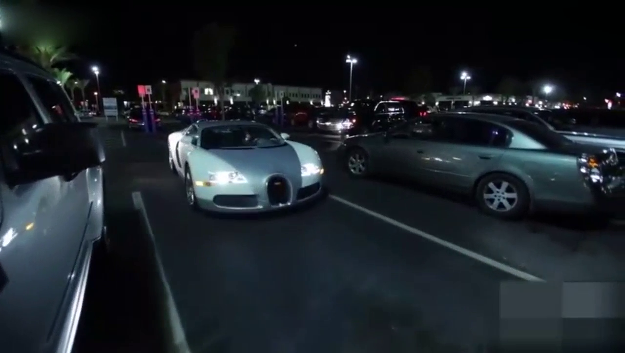 公路上碰到一辆布加迪跑车 看到车主后才知道什么叫土豪