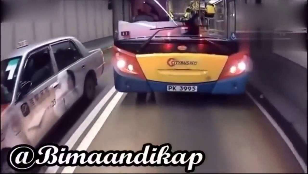 公交车和出租车互相别车 胜负马上见分晓