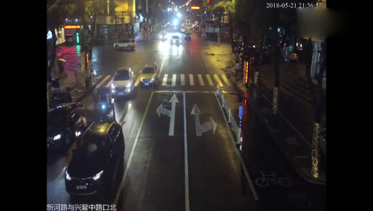 司机抢快一秒猛踩一脚 惨撞直行出租车