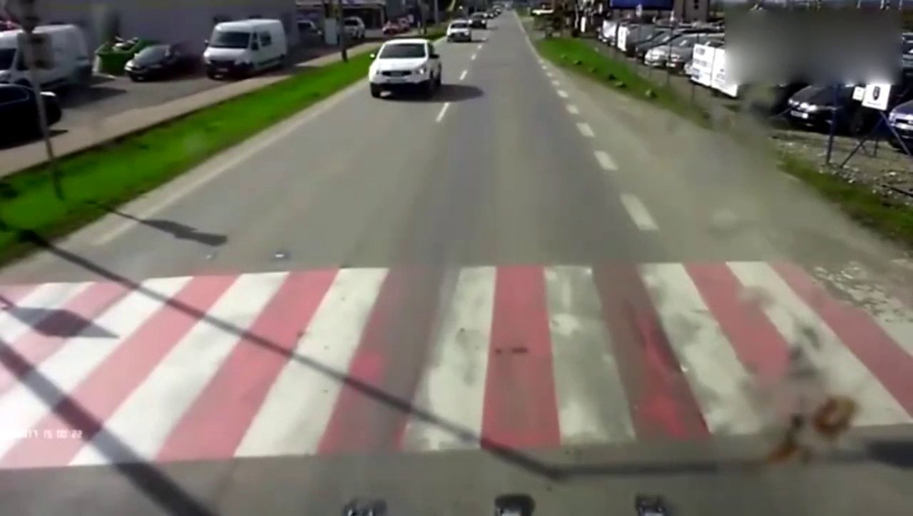 至今见过最有素质的卡车司机，看到第二十多秒瞬间泪目