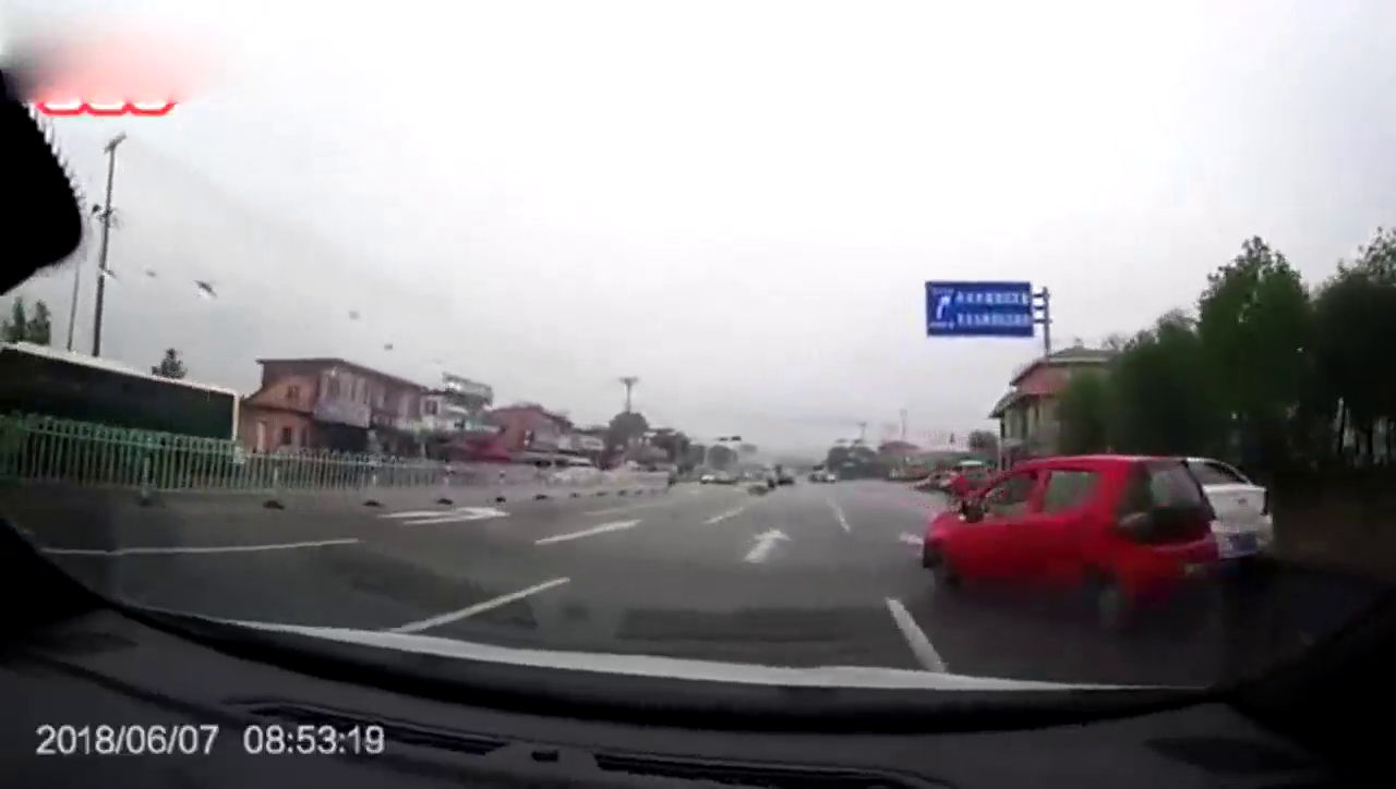 老年电动车肆无忌惮！起步这么随意，以为马路是你家啊