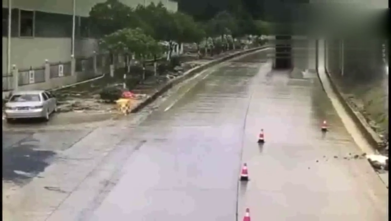 好诡异的一段路，三辆卡车老司机打滑现场