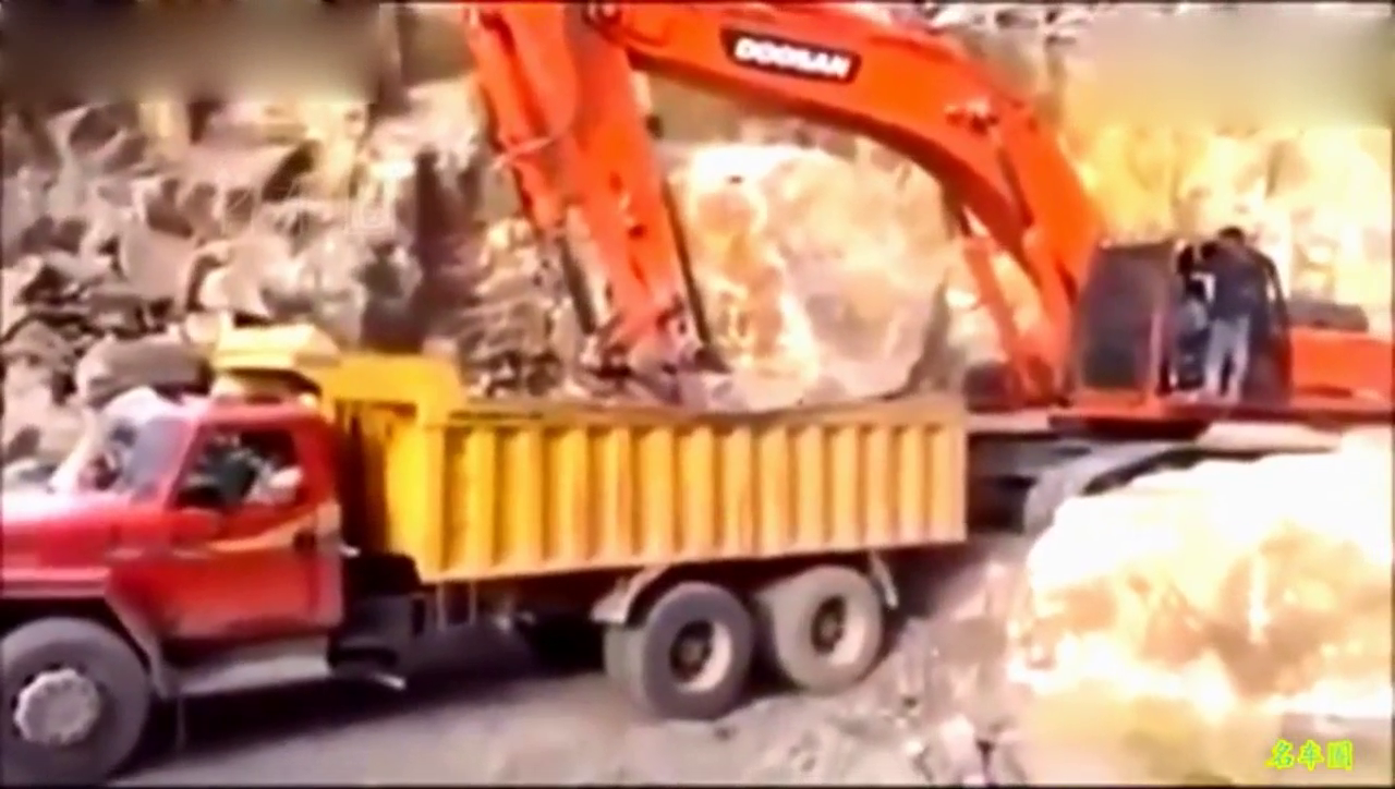 挖掘机给卡车丢大石头装料，货车司机看懵了
