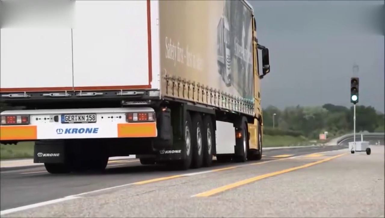 自行车和奔驰卡车并肩而行的时候，才是奔驰卡车霸气的开始