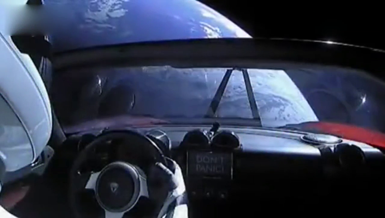 SpaceX“重型猎鹰”首次试射成功，将特斯拉跑车送入太空