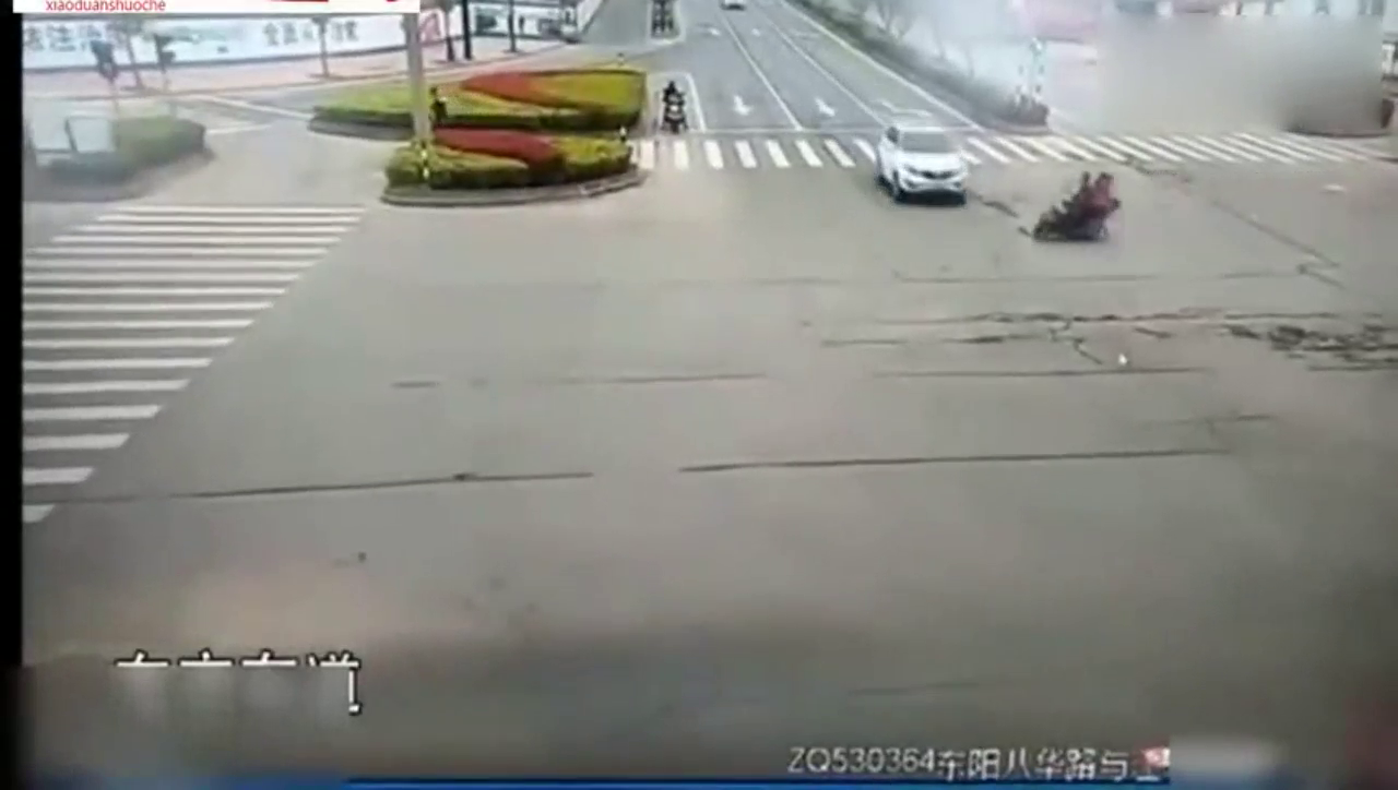 不守规矩的电动车害人害己，太惨了！红色轿车女车主内心早已泪崩