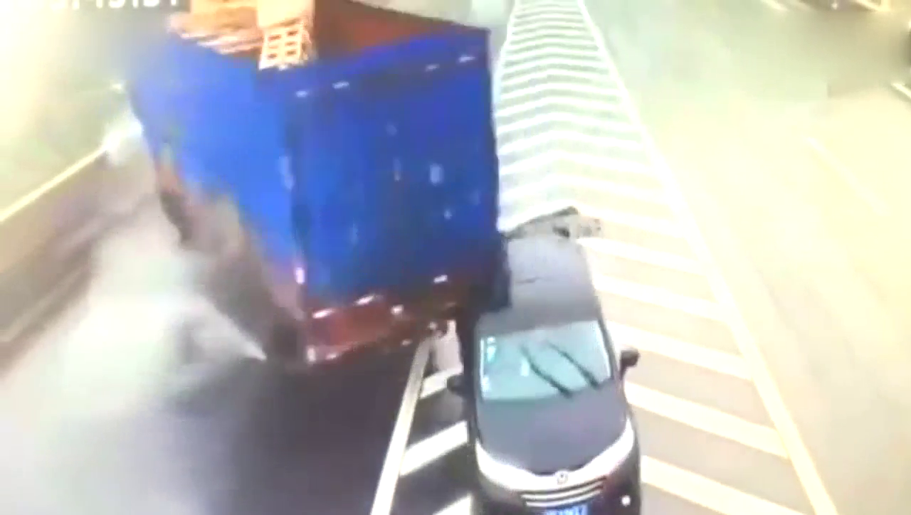 SUV高速违停被大卡车冲撞，接下来SUV开始了疯子一般的表演